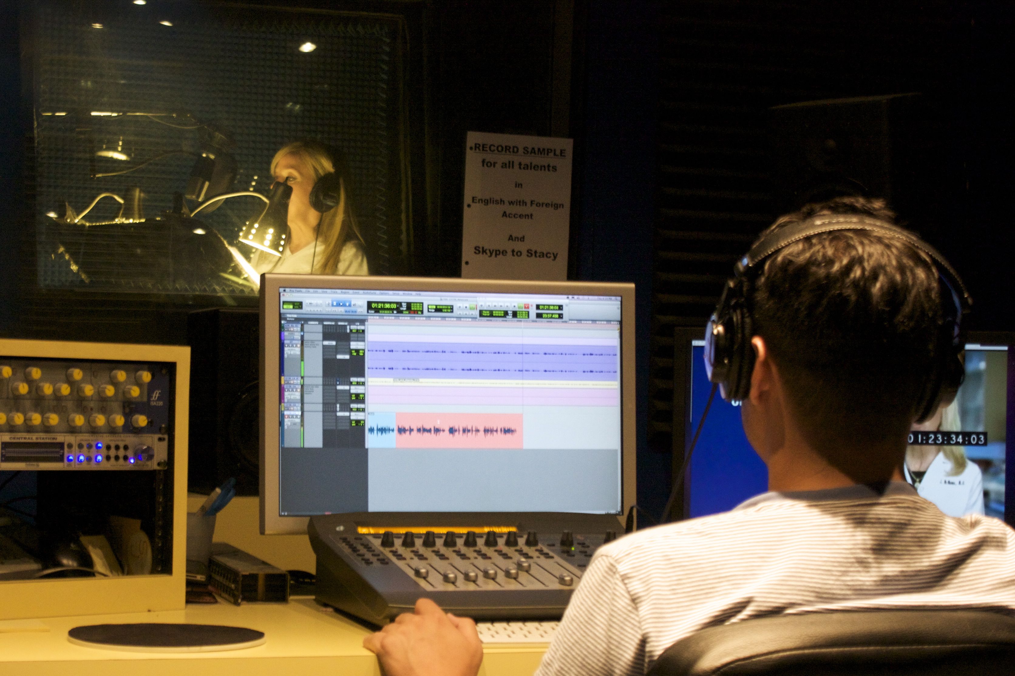 native-speaker-voice-over-talent-studio-engineer